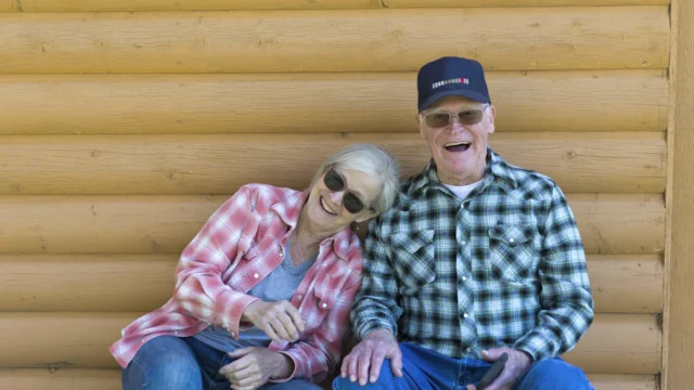 Pareja de adultos mayores riendo juntos