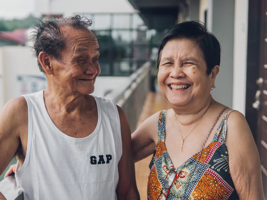 Pareja de adultos mayores sonriendo juntos