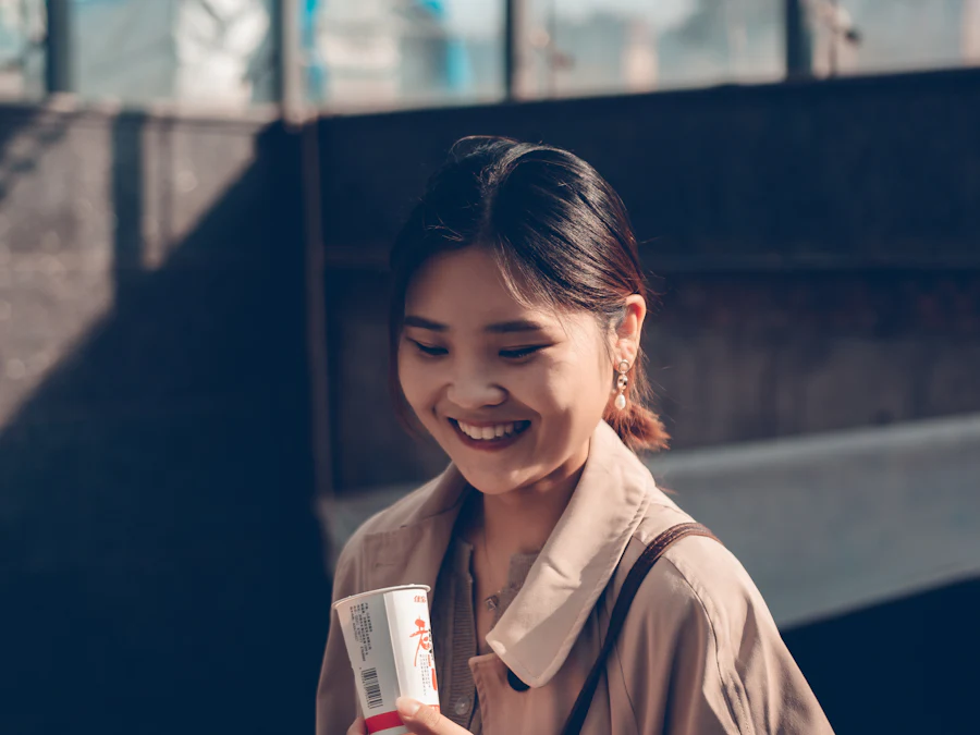 Viajera sonriendo con un café en la mano