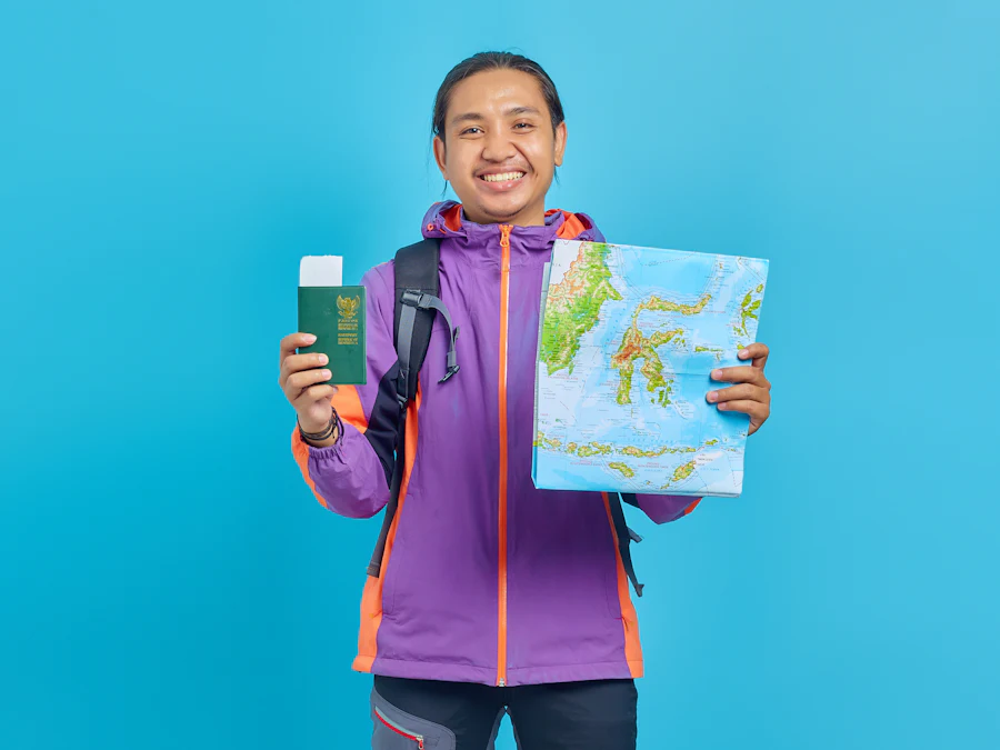 Viajero sonriendo con su pasaporte y un mapa