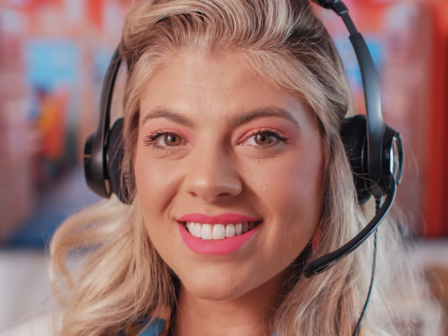 Asesora sonriendo con diadema