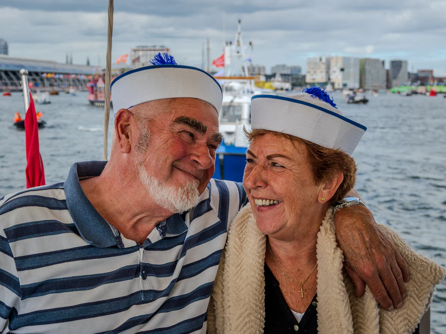 Pareja de adultos mayores sonriendo en un paseo en barco