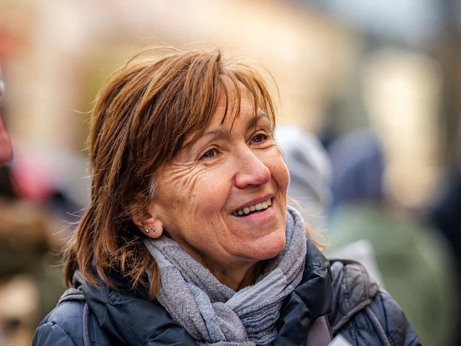 Mujer sonriendo durante su viaje